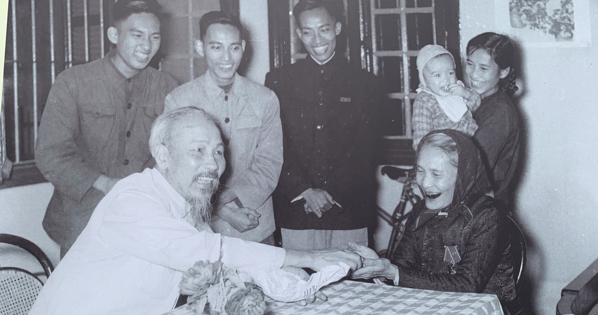 Người dân rưng rưng xem hình ảnh, tư liệu về Bác Hồ - Tuổi Trẻ Online