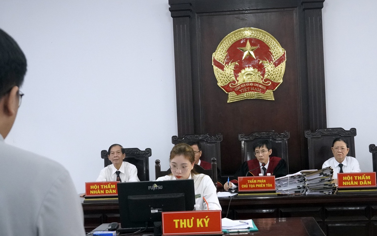 Tạm dừng phiên tòa xử thanh tra giao thông để xác minh một bị cáo mắc bệnh ‘ảo giác âm thanh’