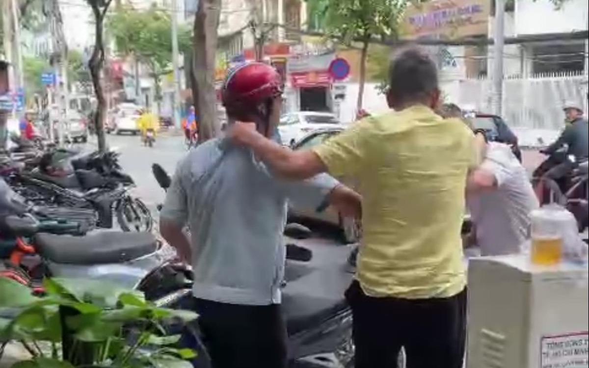 Khởi tố, bắt giam chủ tiệm tóc ở Phú Nhuận cầm xà beng rượt cán bộ phường