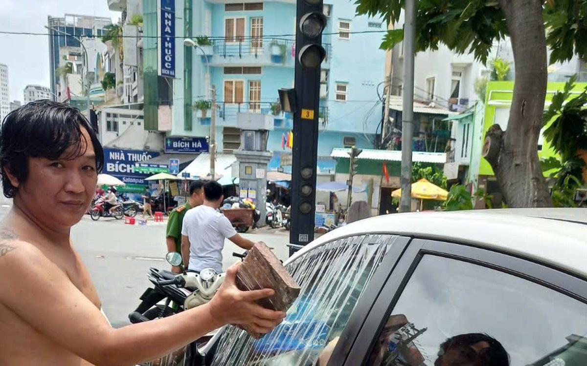 Công an quận 1 bắt người đàn ông đập bể kính xe taxi công nghệ