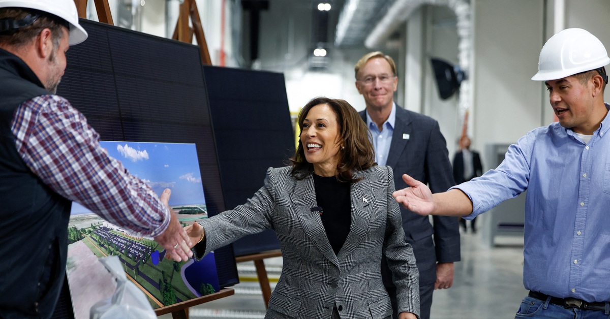 Bà Harris hứa tạo việc làm trình độ cao cho những người không có bằng đại học