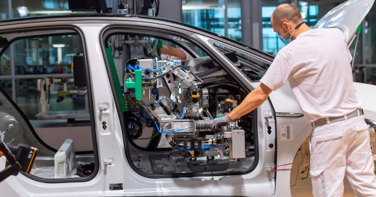 Chuyển sang xe điện, cắt giảm hàng chục ngàn nhân sự ngành ô tô