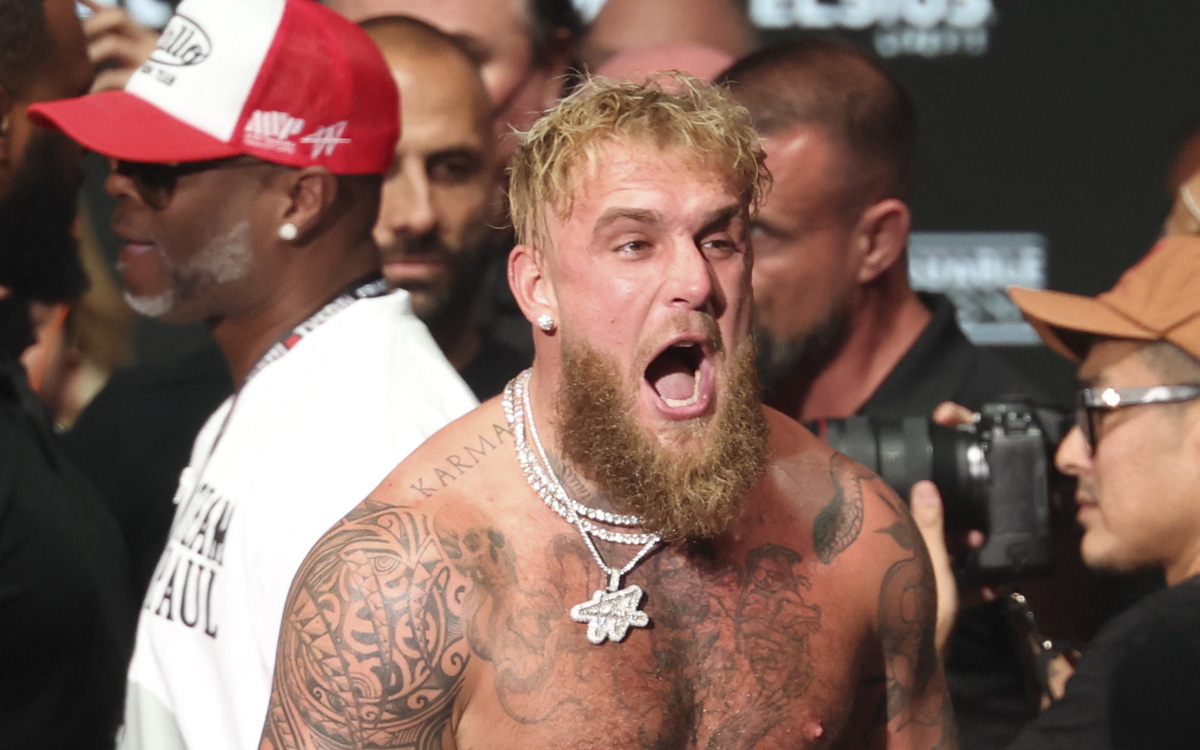 YouTuber Jake Paul được ô tô chở lên sàn đấu, Mike Tyson đơn độc thượng đài
