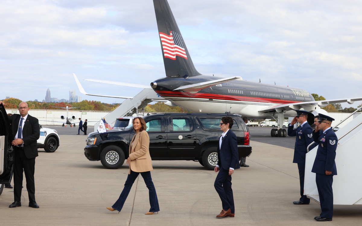 Máy bay của ông Trump, bà Harris gặp nhau ở sân bay khi cùng đến vận động ở bang chiến trường