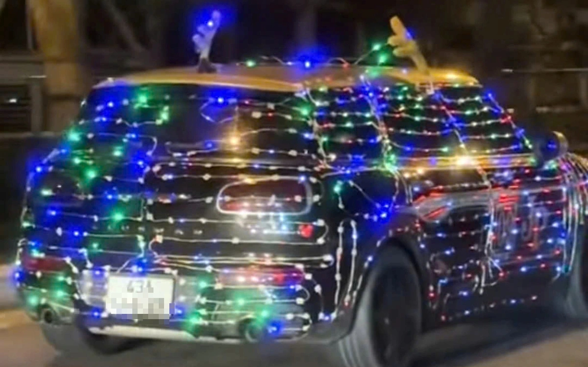 ‘Tuýt còi’ ô tô phủ đầy đèn LED nhấp nháy diễu hành trên cầu Rồng