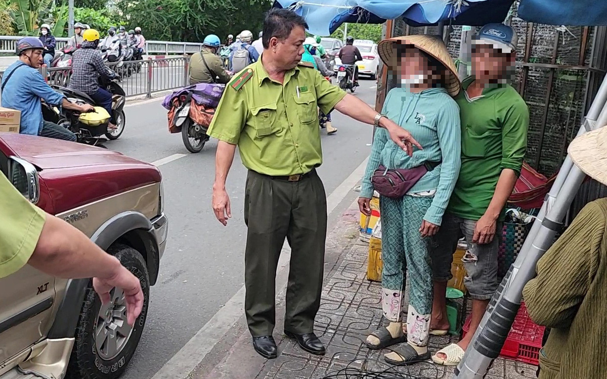 Lập biên bản người làm thịt, bán chim trời tại vỉa hè ở TP.HCM