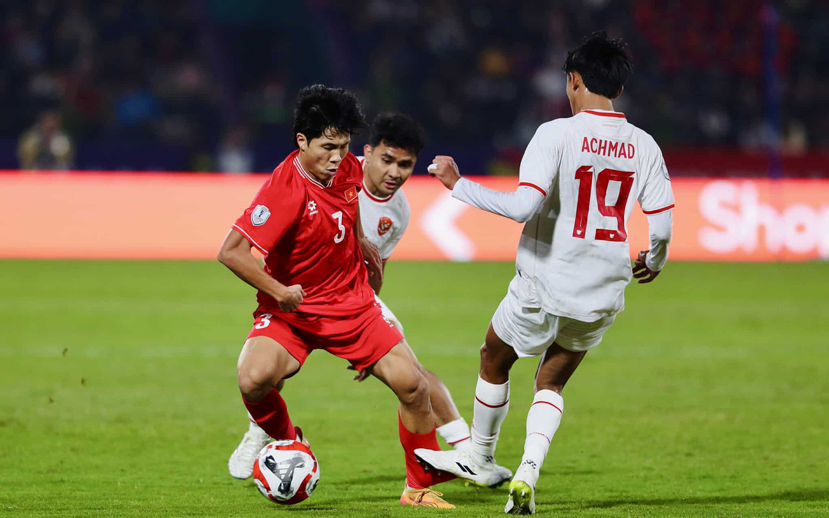 Việt Nam - Indonesia (Hiệp 1) 0-0: Cầu thủ Indonesia vào bóng rát với Quang Hải