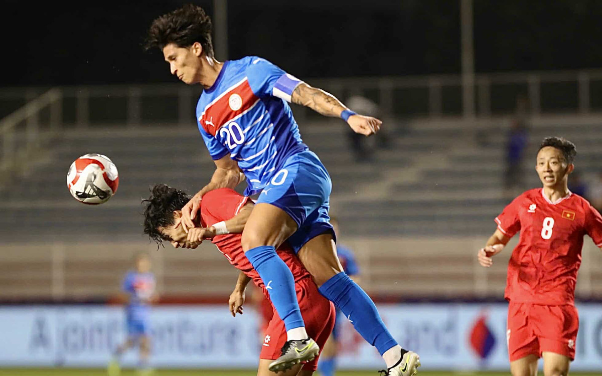 Philippines - Việt Nam (hiệp 2) 0-0: Văn Thanh sút trúng xà ngang