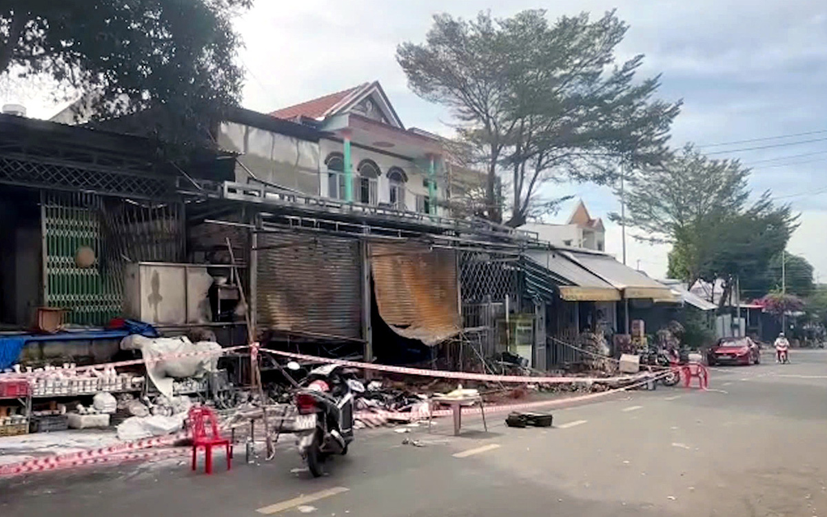 Điều tra vụ cháy hai cửa hàng và một nhà dân ở Bình Phước