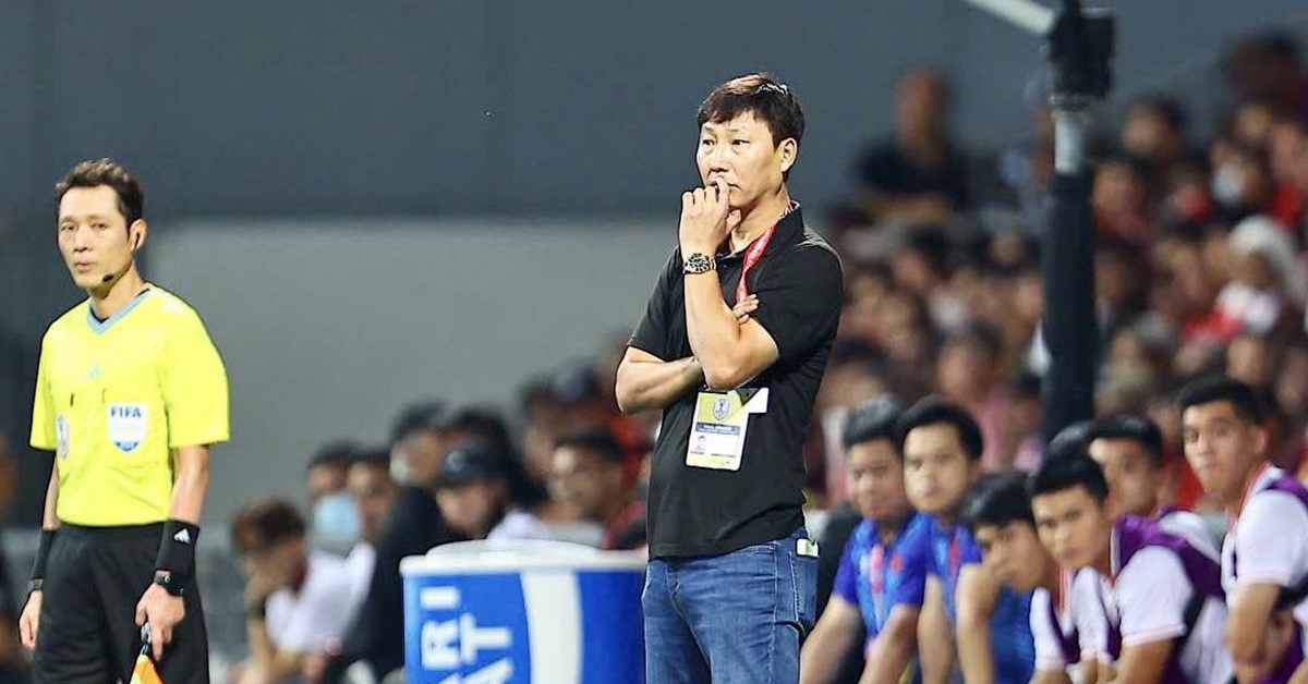 HLV Kim Sang Sik cảm ơn cầu thủ, hứa sẽ không bất cẩn ở trận lượt về - Tuổi  Trẻ Online