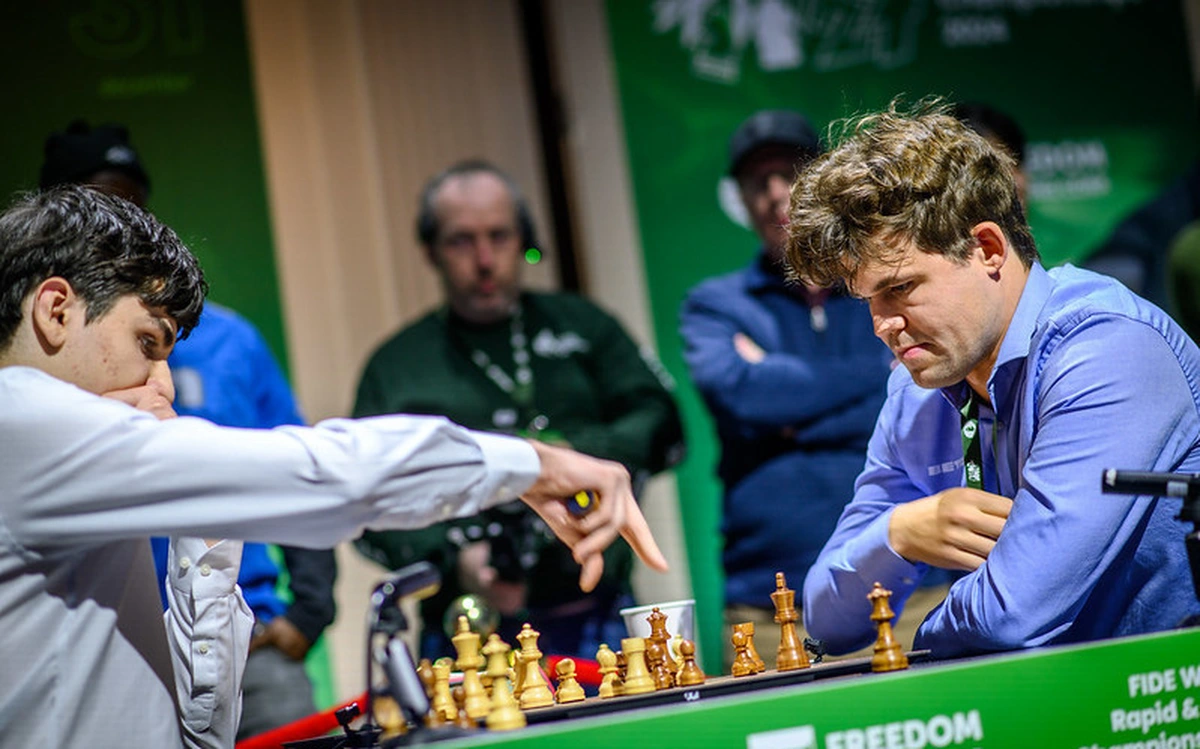 Vua cờ Magnus Carlsen bị loại khỏi Giải vô địch thế giới do… mặc quần jeans
