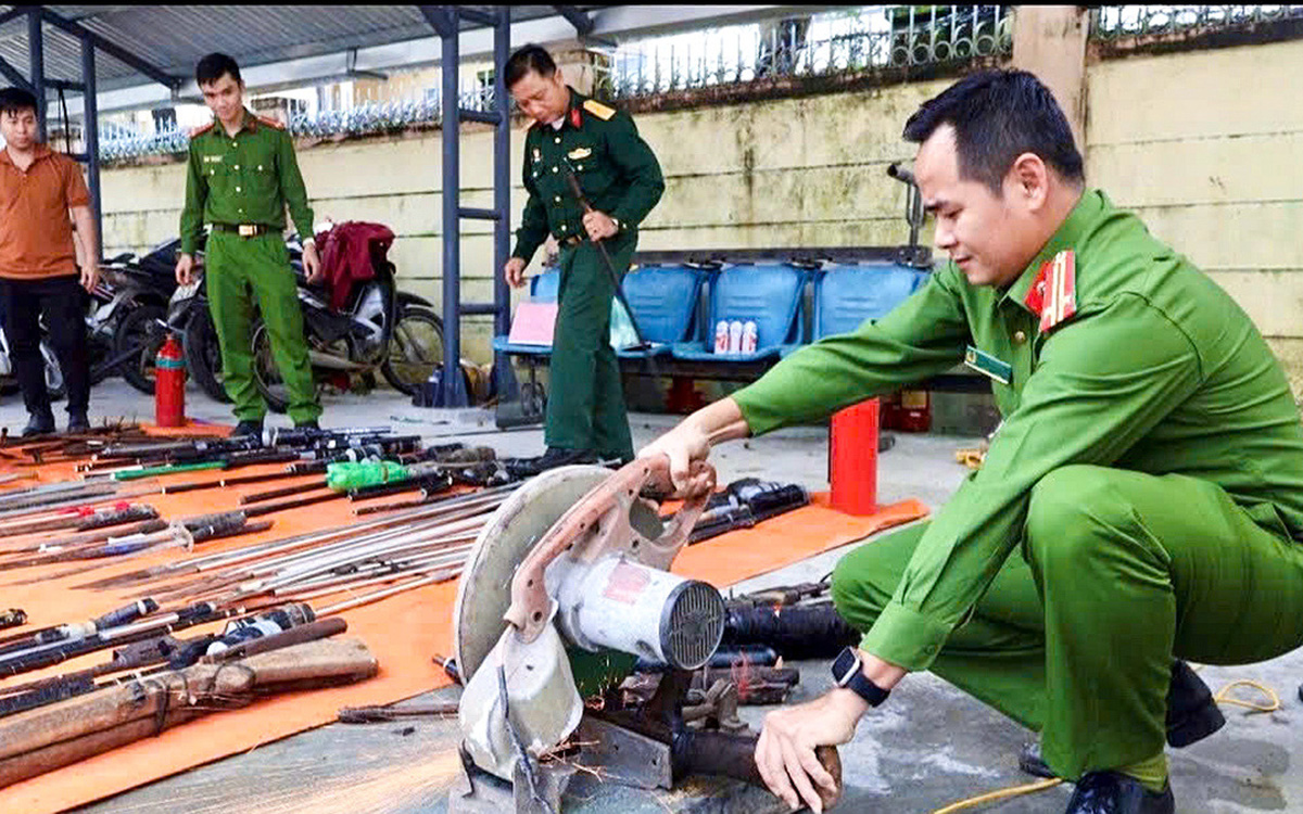 Công an Quảng Ngãi tiêu hủy vũ khí thành do người dân giao nộp