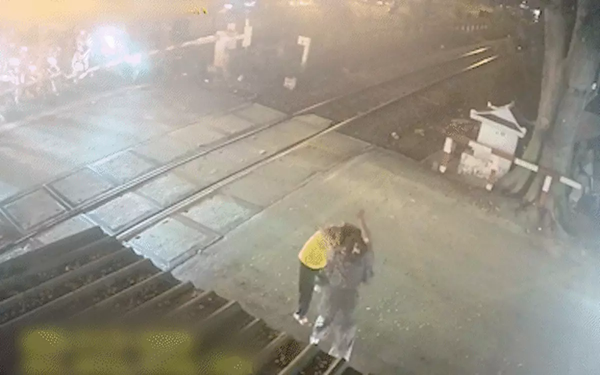 Mời người đánh gãy xương mũi nhân viên gác chắn tàu lên làm việc, giám định thương tật nhân viên