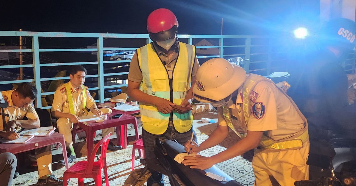 Xe dịch vụ hộ người uống rượu bia bị xử phạt vì nồng độ cồn cao