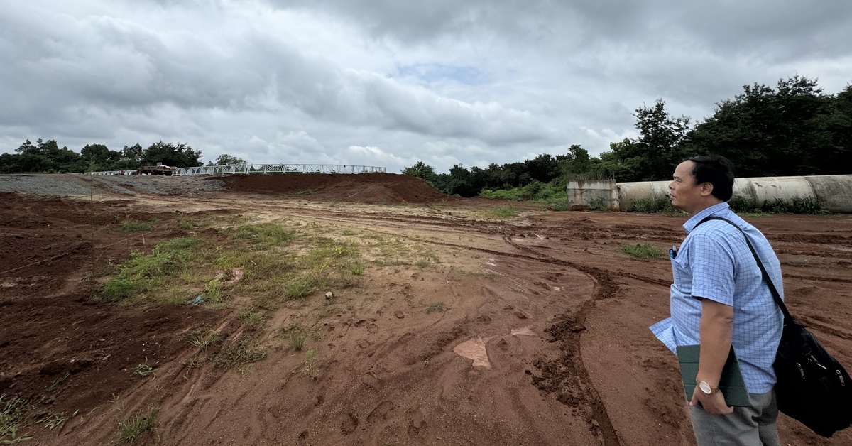 Cư dân kêu cứu đòi tiền bồi thường, chính quyền địa phương phản bác không có kinh phí.