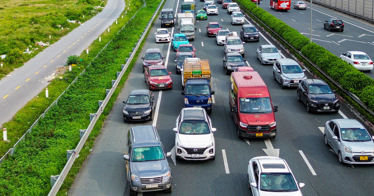 Người dân ùn ùn trở lại Hà Nội dù chưa hết nghỉ lễ, ùn tắc nhiều nơi