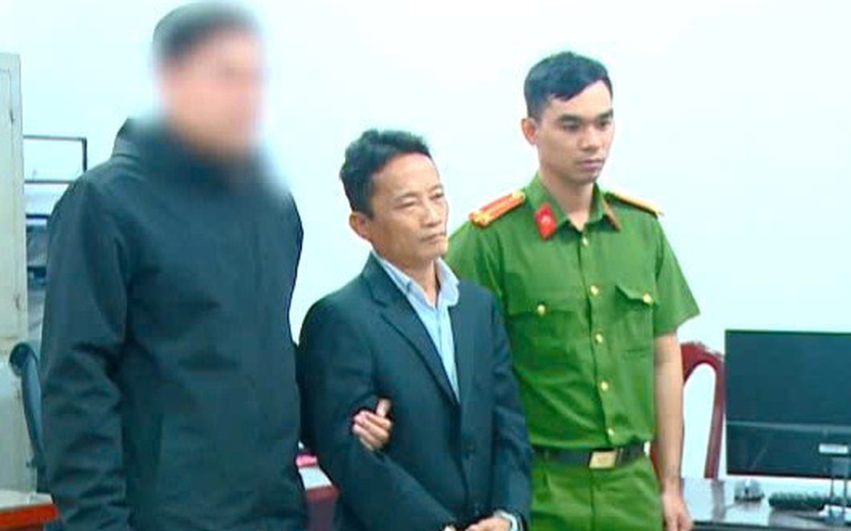 Khởi tố người đàn ông vung kiếm dọa khi bị nhắc nhở hái hoa ở công viên