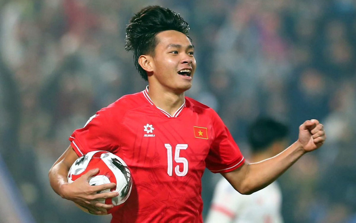 Trụ cột U22 Việt Nam tại SEA Games 33 tặng quà tết cho bà con nghèo