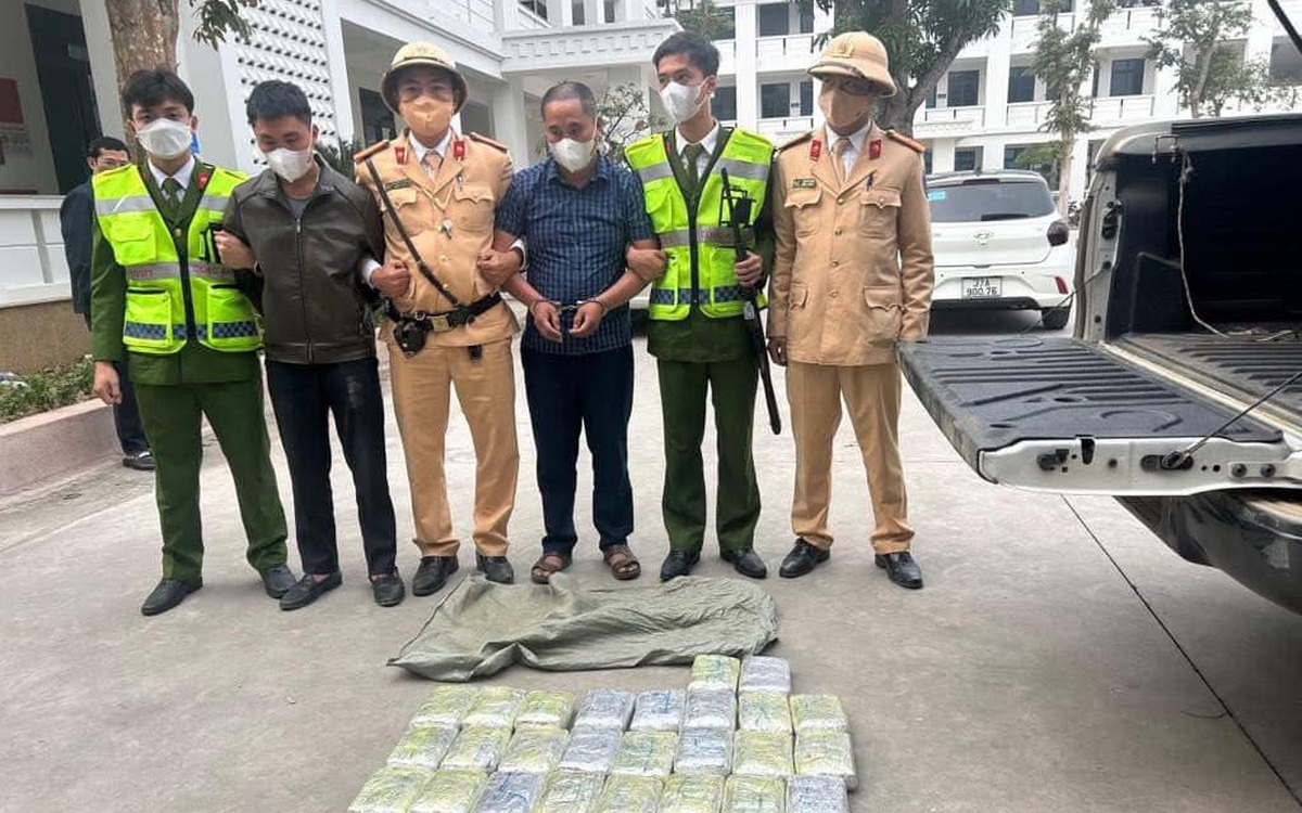 Cảnh sát nổ súng bắt xe chở ma túy, trên xe có chủ tịch xã