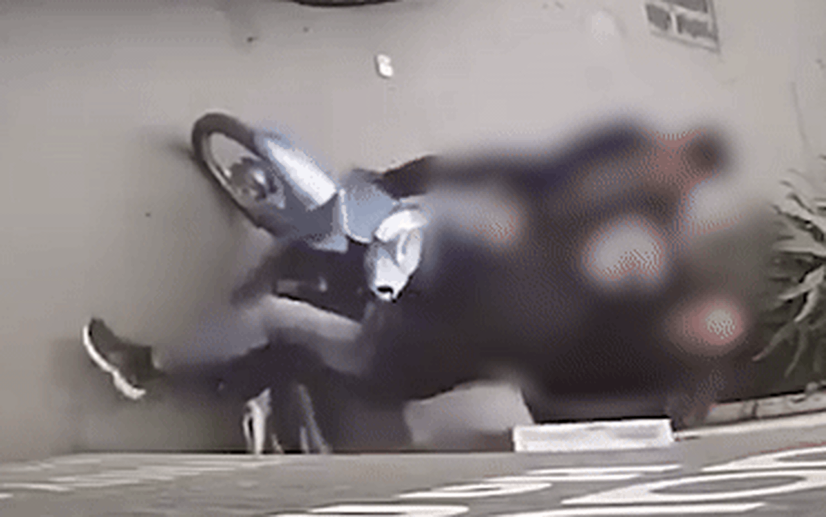 Khởi tố vụ án, tạm giữ hình sự tài xế xe Lexus đấm đá vào mặt nam shipper