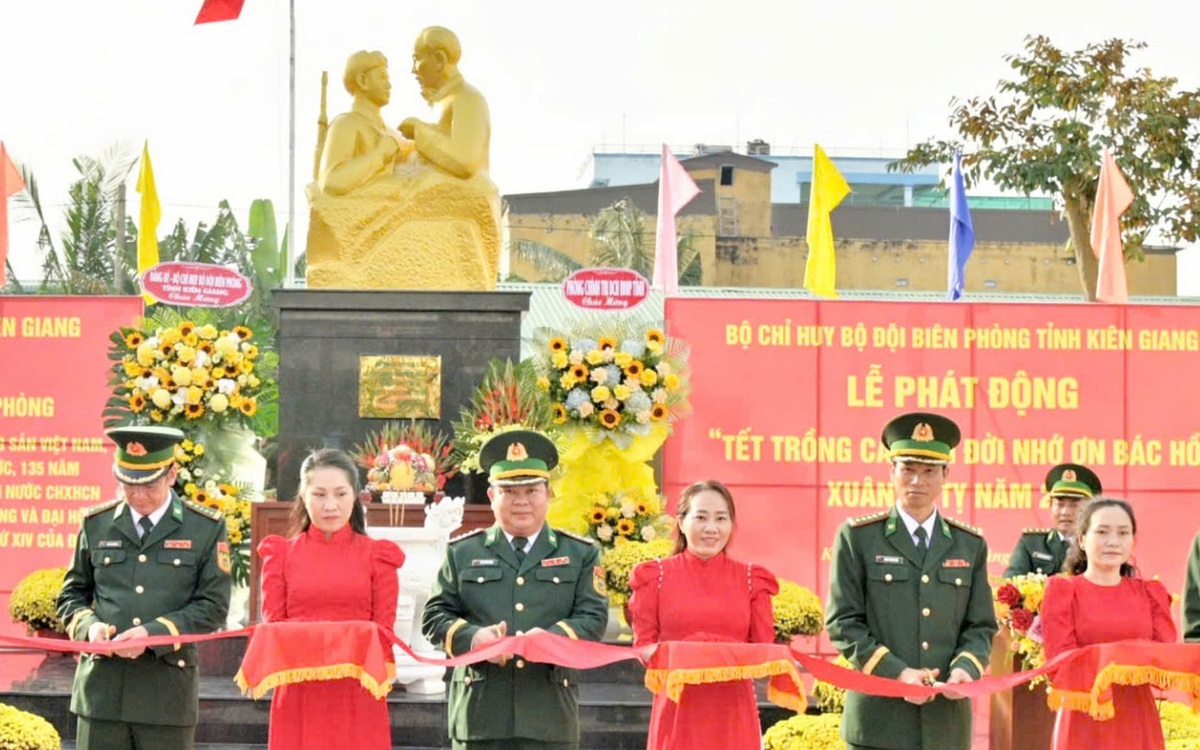 Khánh thành tượng đài Bác Hồ với chiến sĩ biên phòng