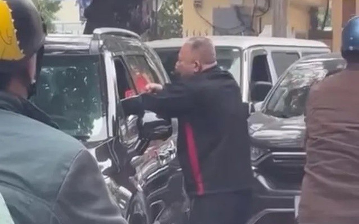 Công an thông tin nguyên nhân người đàn ông túm cổ, đấm tài xế ô tô ở Hà Nội