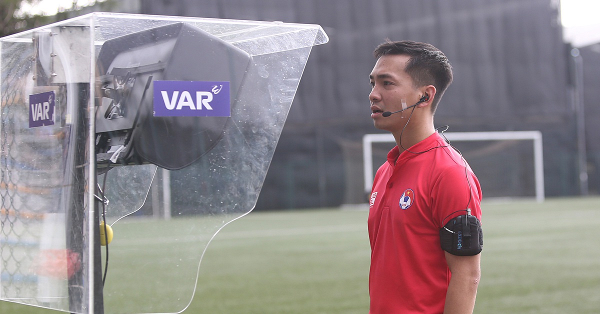 VAR lần đầu xuất hiện ở trận 'đại chiến' giải hạng Nhất