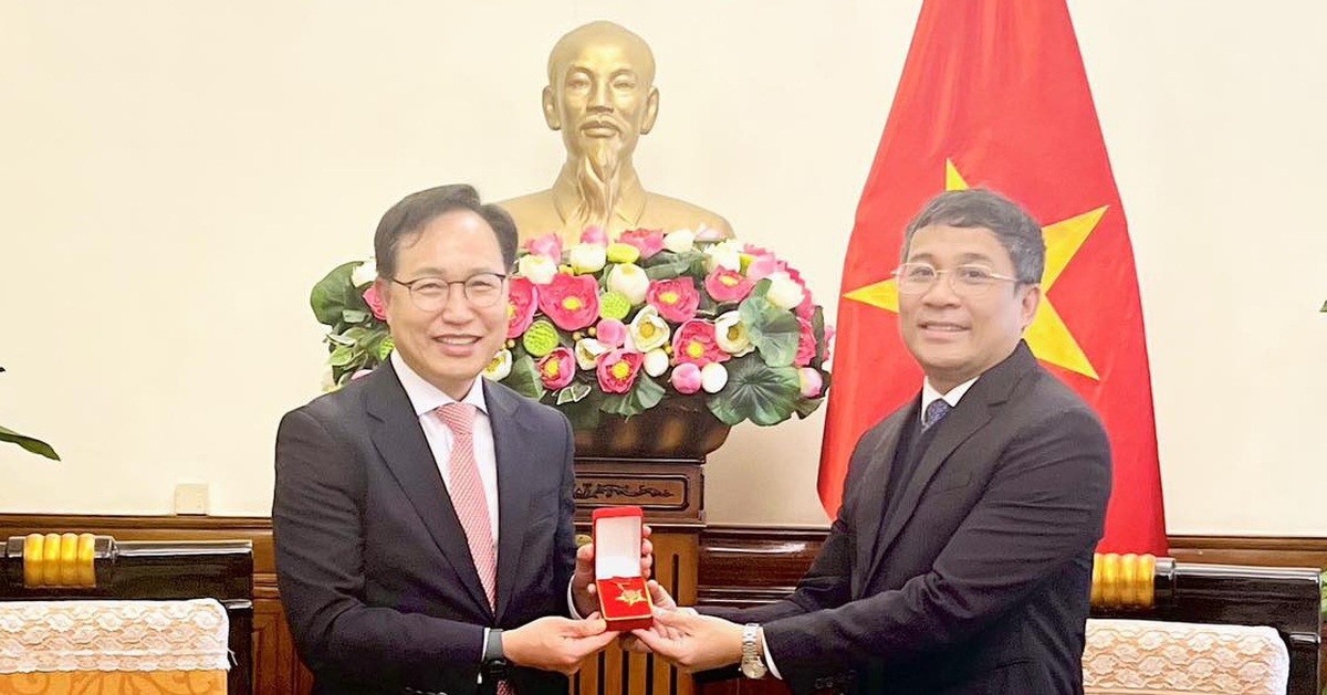 Tổng giám đốc Samsung Việt Nam được trao kỷ niệm chương vì sự nghiệp ngoại giao