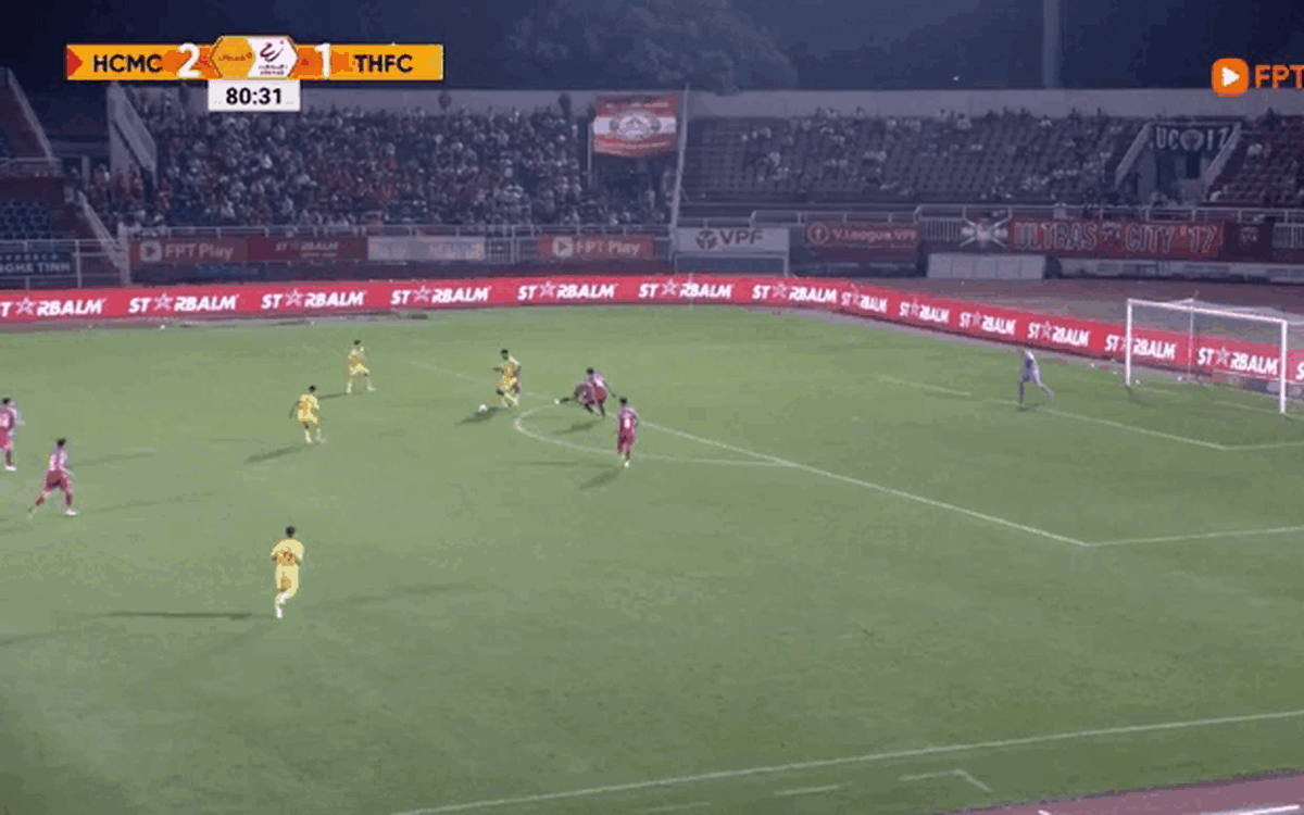 Video: Doãn Ngọc Tân lập siêu phẩm sút xa 20m đánh bại Patrik Lê Giang
