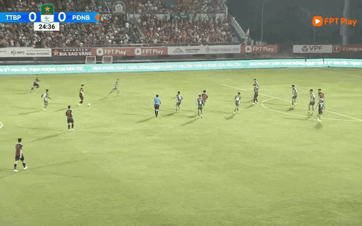 Video: Hoàng Đức ghi siêu phẩm đẳng cấp ở khoảng cách gần 30m