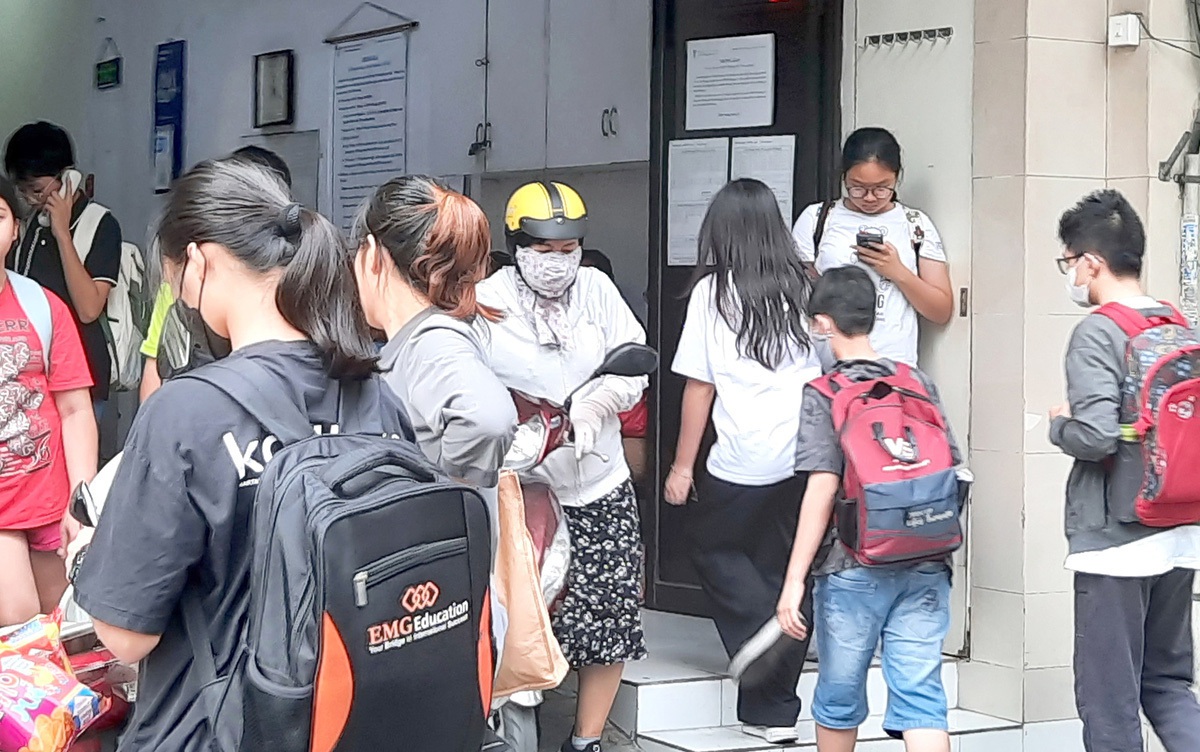 Phụ huynh sốt ruột chờ thầy cô đăng ký dạy thêm