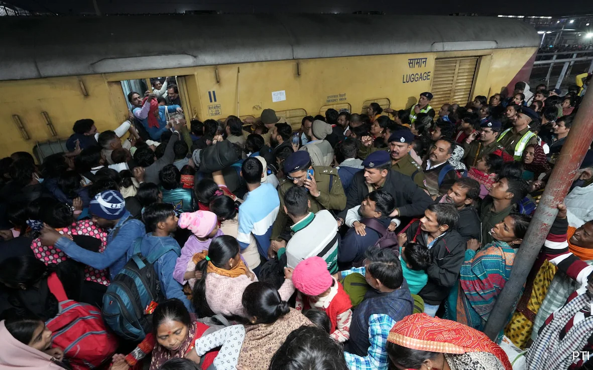 Giẫm đạp ở ga xe lửa tại Ấn Độ, 15 người chết