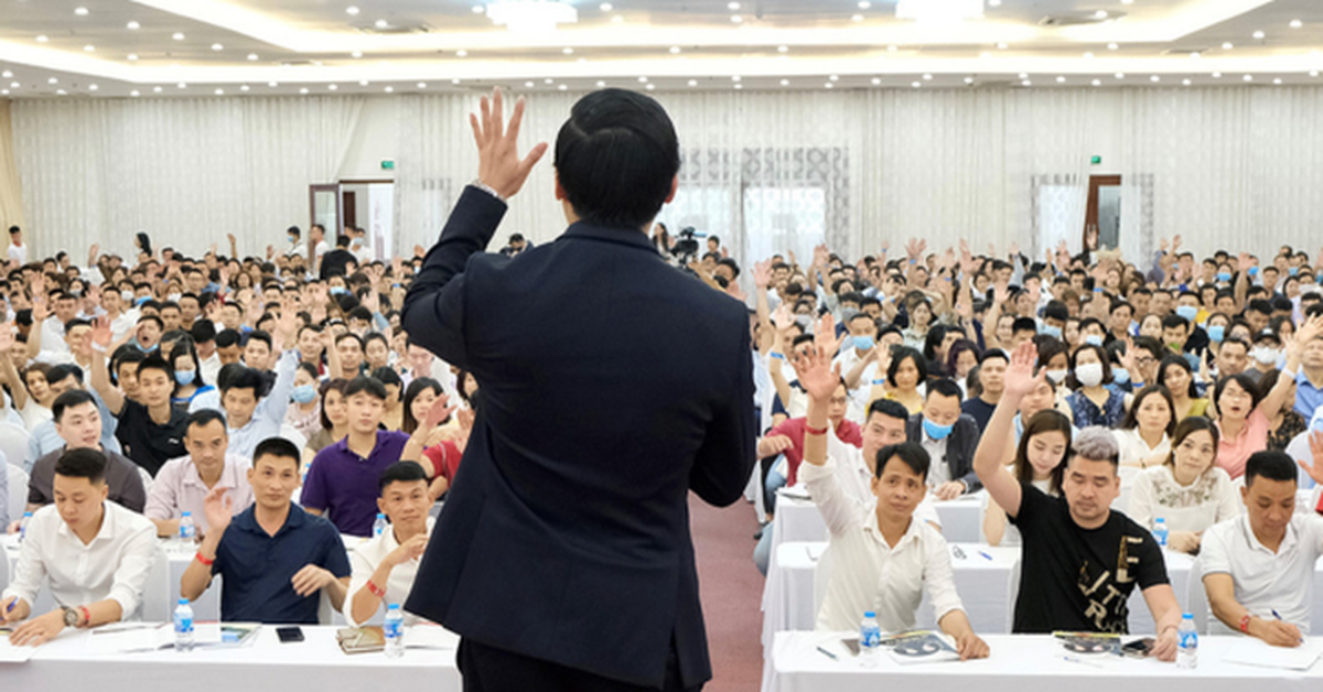 Học viên tham gia khóa học làm giàu tăng đột biến, công ty một diễn giả lãi lớn