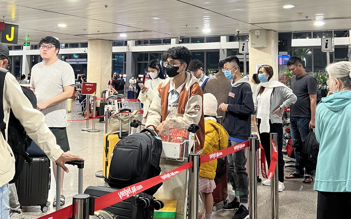 Chật vật quay lại TP.HCM vì giá vé máy bay 'trên trời', hơn cả tháng lương