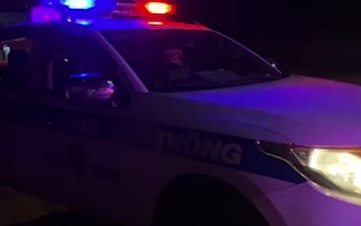 CSGT đưa sản phụ vỡ ối trên xe khách đi bệnh viện kịp lúc