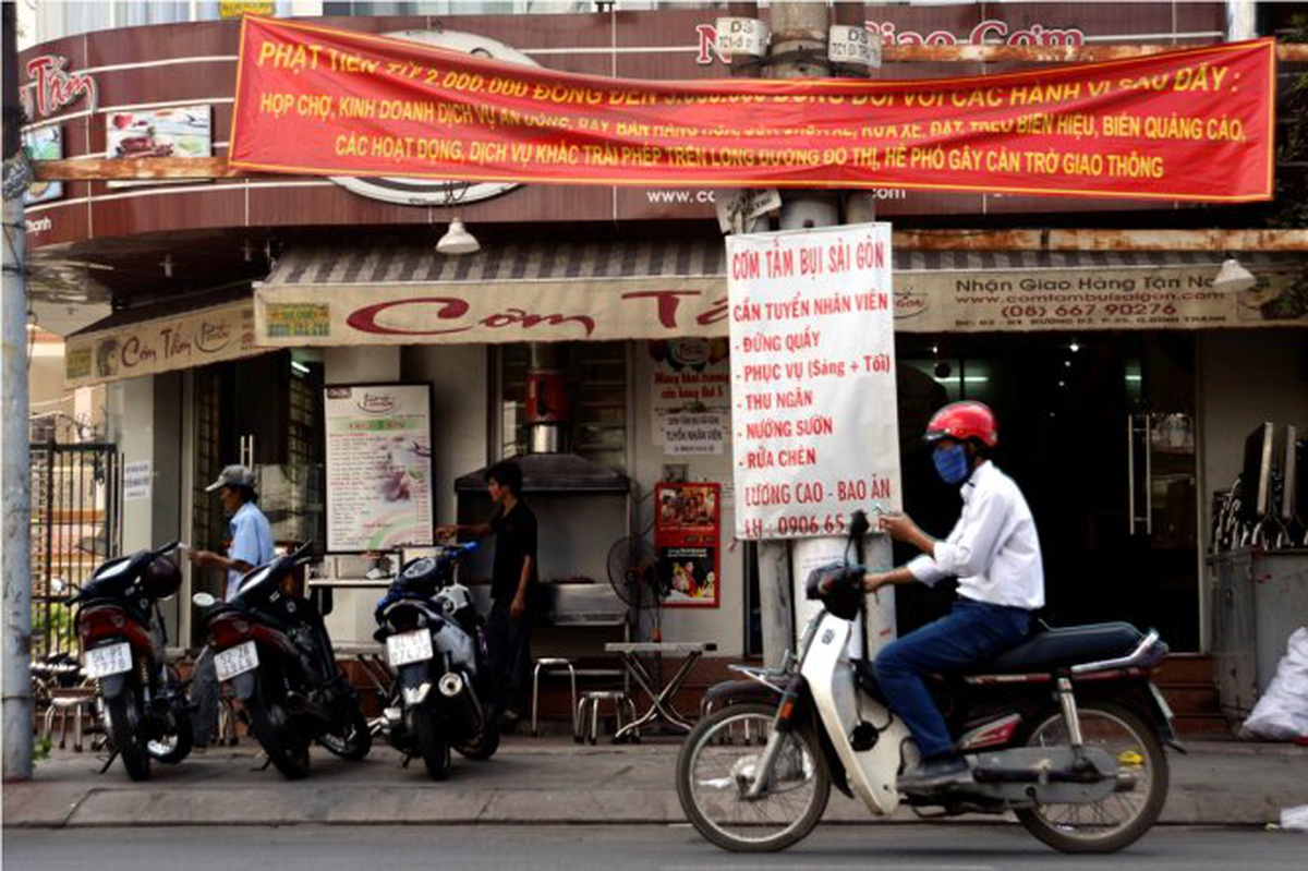 Ngao ngán kiểu băngrôn 'Gia đình 2 con vợ chồng hạnh phúc'