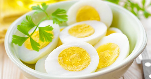 Người có bệnh cao huyết áp ăn trứng được không ?