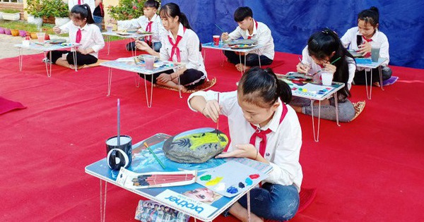 Học sinh vẽ tranh trên đá gây quỹ giúp bạn - Tuổi Trẻ Online