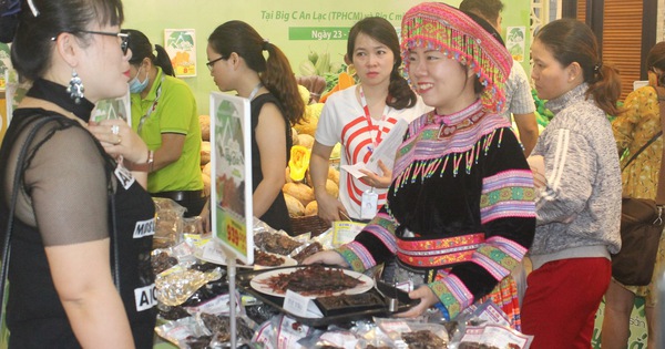 Khách tìm mua, rau rừng, trái cây địa phương... tràn vào siêu thị