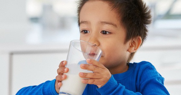 Tại sao uống sữa có thể gây đau bụng và buồn nôn?
