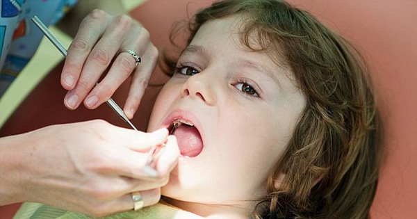 Diễn biến và triệu chứng khi bé đang mọc răng sữa?
