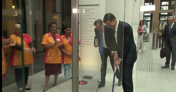 Lỡ tay đổ cà phê, thủ tướng Hà Lan tự kiếm chổi lau sàn - Tuổi Trẻ Online