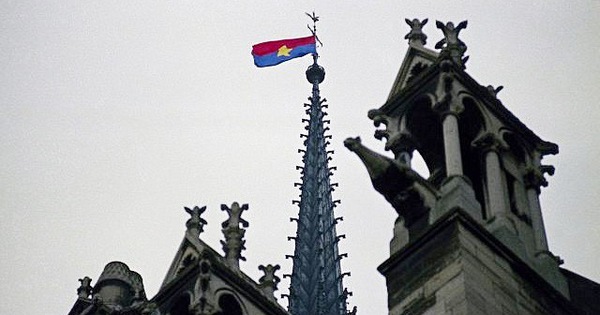 Lá cờ Việt Nam trên đỉnh tháp Nhà thờ Đức Bà Paris - Tuổi Trẻ Online