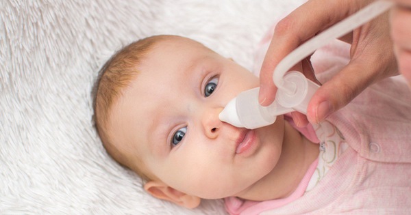 Nước muối sinh lý nhỏ mũi có thể sử dụng cho bé khi ở trong môi trường ô nhiễm không?