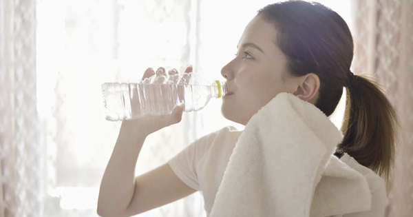 Lượng nước cần thiết cho một người mỗi ngày là bao nhiêu? Liệu điều này có liên quan đến cảm giác khát nước không?
