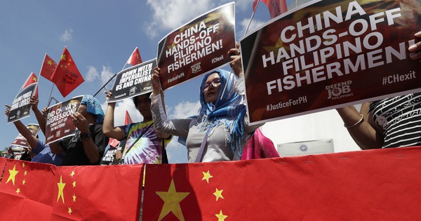 Dân Philippines đốt cờ Trung Quốc sau phát ngôn của ông Duterte ...