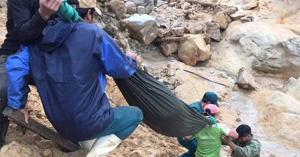 Chồng đi giúp dân khắc phục bão lũ, vợ sảy thai khi băng rừng cõng hàng cứu trợ