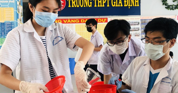 Học sinh tự làm dung dịch rửa tay sát khuẩn cho trường, lớp