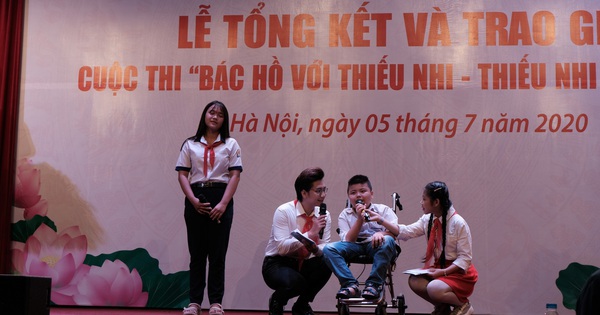 Xúc động câu chuyện cậu bé Long ''xe lăn'' mở không gian đọc miễn phí