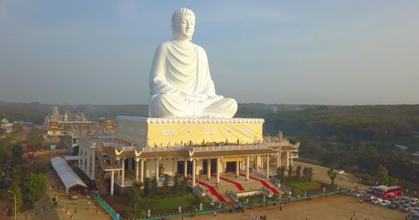 Tượng Phật ngồi: Hãy chiêm ngưỡng hình ảnh Tượng Phật ngồi đầy tuyệt vời, một biểu tượng tinh thần mang lại sự yên bình và sự khai thông trí tuệ.